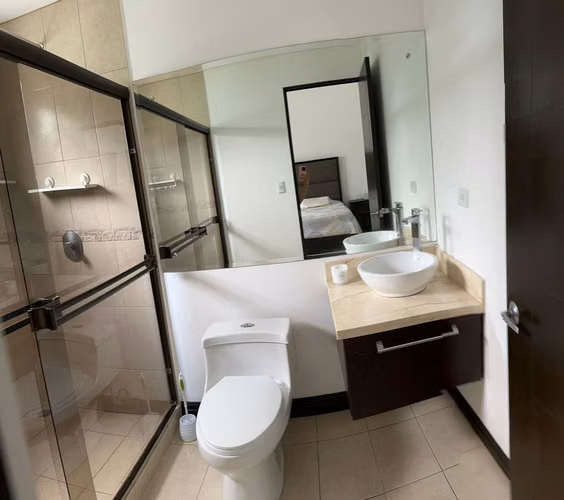 Mudanza inmediata ,Santa Ana Hills – Santa Ana · Casa Moderna con Patio