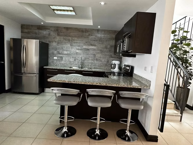 Mudanza inmediata ,Santa Ana Hills – Santa Ana · Casa Moderna con Patio