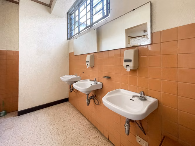 Se vende o alquila edificio con parqueo en el centro de San José (AD). - Imagen 18