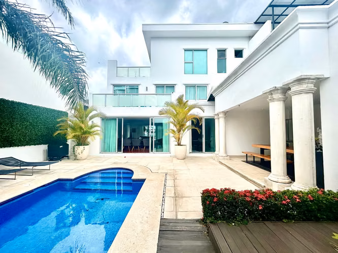SALE OF HOUSE IN CONDOMINIUM POZOS DE SANTA ANA