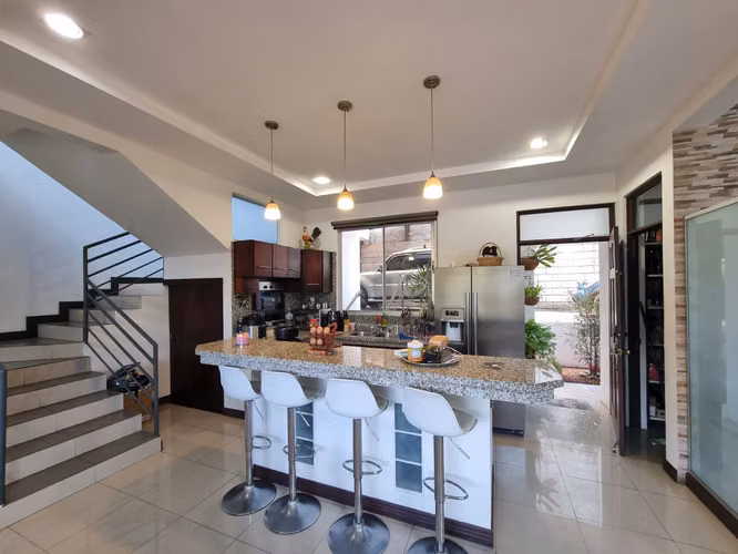 CASA CON VISTAS PANORAMICAS -  EN VENTA - RIO ORO DE SANTA ANA - Imagen 4