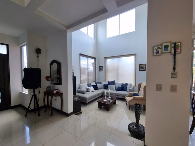 CASA CON VISTAS PANORAMICAS -  EN VENTA - RIO ORO DE SANTA ANA - Imagen 2