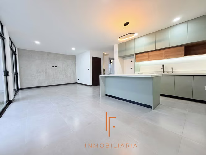 Moderna Casa de 4 Habitaciones en Condominio cerca de Curridabat