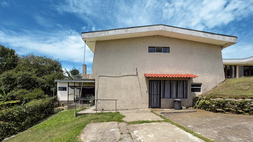 Se vende amplia casa independiente, La Unión, Tres Ríos (FE).