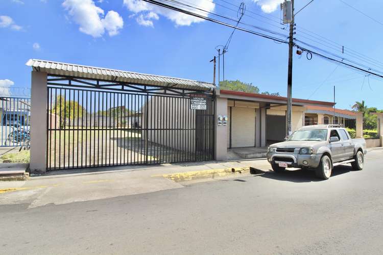 Se alquila propiedad para uso comercial. a la par de CCSS Esparza