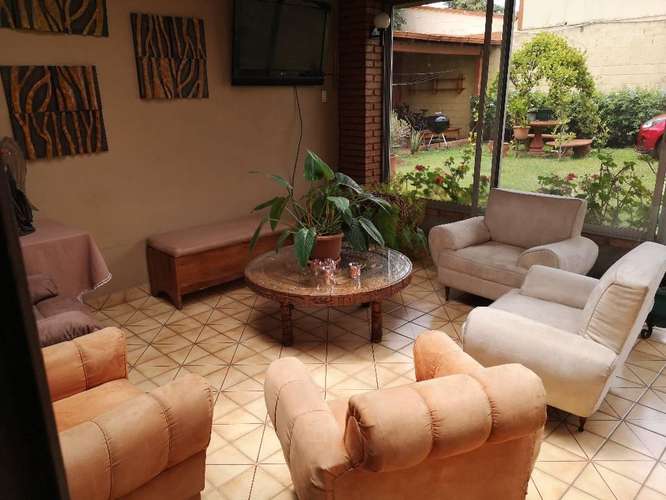 Se alquila casa Cerca de Hospital México con gran capacidad de parqueos internos