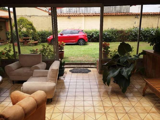 Se alquila casa Cerca de Hospital México con gran capacidad de parqueos internos