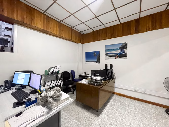 Se vende Casa con Uso de Suelo Mixto, Los Yoses (AD).