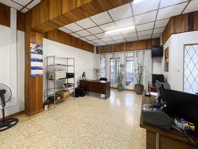 Se vende Casa con Uso de Suelo Mixto, Los Yoses (AD).