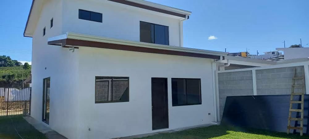 Venta de Casa en Urbanizacion Las Brisas/ El Rodeo/ San Isidro/ Alajuela