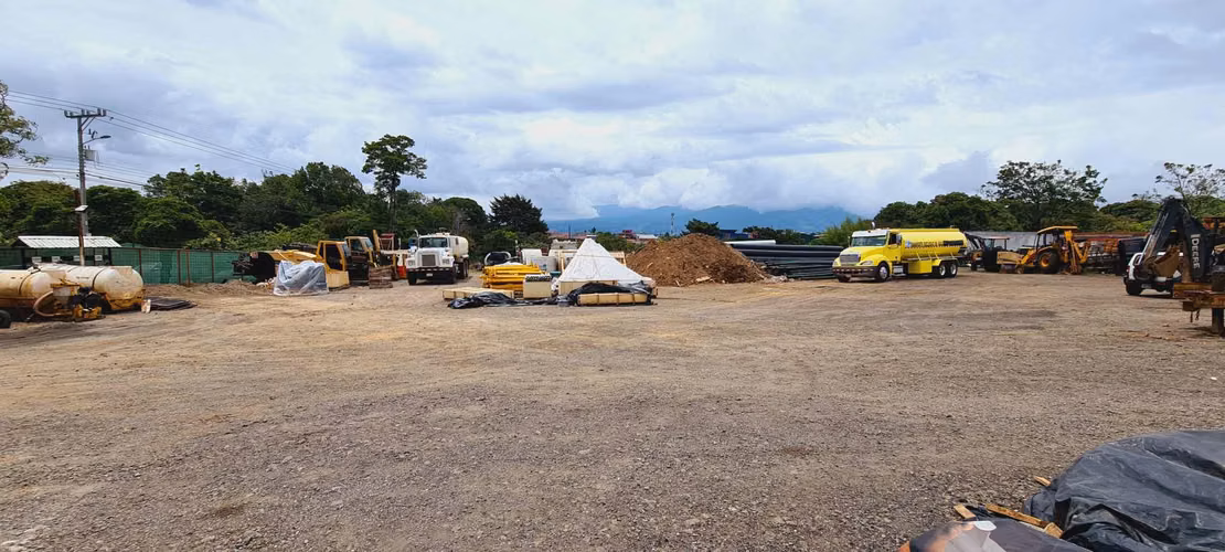 Venta de terreno amplio uso mixto 1 km antes del centro de Coronado