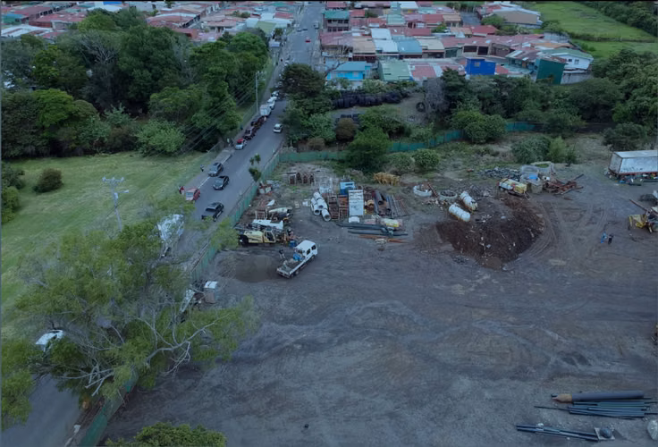 Venta de terreno amplio uso mixto 1 km antes del centro de Coronado