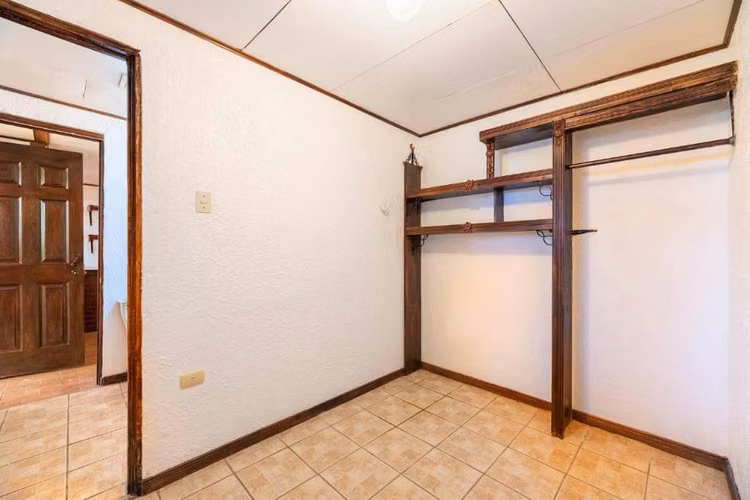 Casa rústica de zocalo/con apartamento en Sabanilla, Montes de Oca
