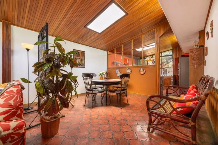 Casa rústica de zocalo/con apartamento en Sabanilla, Montes de Oca
