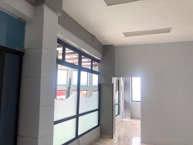 Bello edificio de 3 pisos ,  ascensor ,  con 14 locales comerciakes