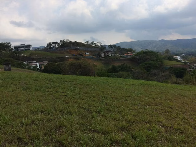 Amplio terreno en venta Ciudad Colón, condominio de lujo - Imagen 6
