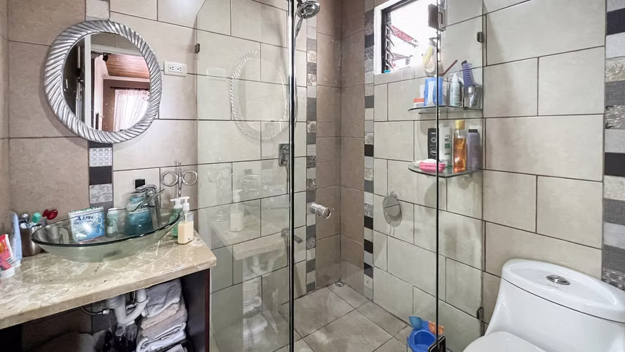 Se vende Propiedad con una Casa y dos Apartamentos, Moravia (FE). - Imagen 11