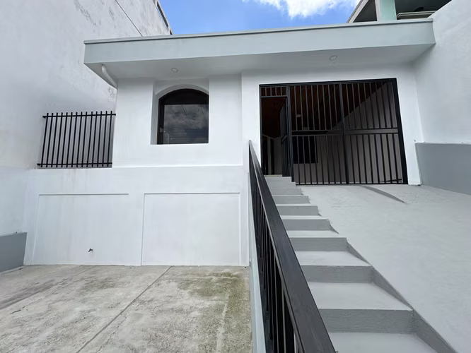 Casa en venta, frente a calle publica. Por el hospital de Heredia. - Imagen 2
