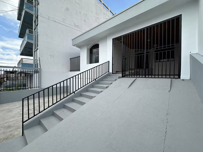 Casa en venta, frente a calle publica. Por el hospital de Heredia. - Imagen 3