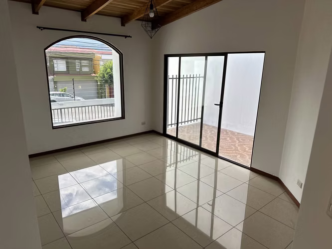 Casa en venta, frente a calle publica. Por el hospital de Heredia. - Imagen 5