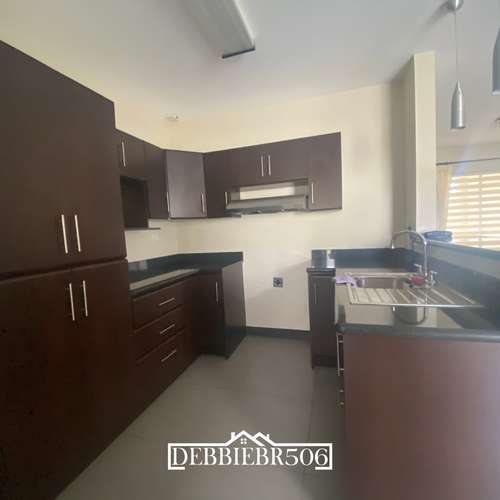 Preciosa casa en condominio con vigilancia 24/7 / La Floresta - Imagen 2