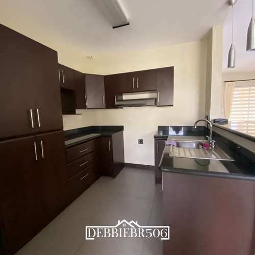 Preciosa casa en condominio con vigilancia 24/7 / La Floresta - Imagen 3