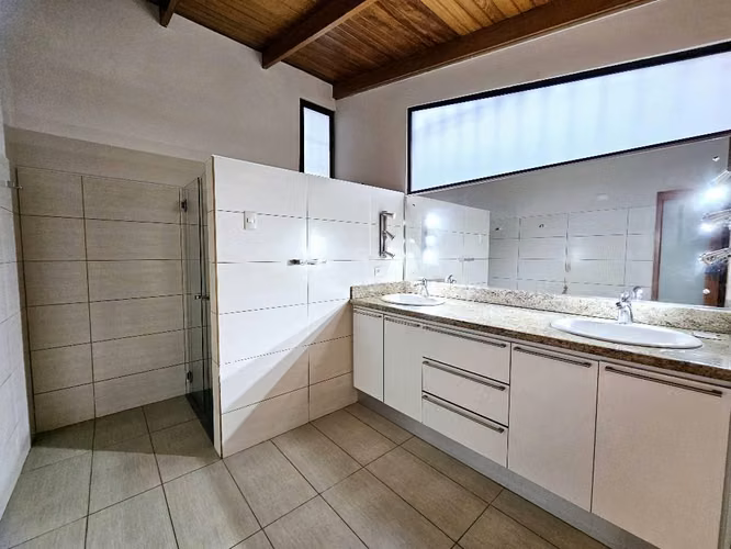 Vendo casa de una planta sobre calle principal de Sabanilla - Imagen 6
