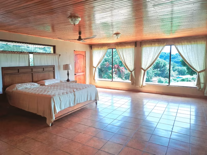 Casa de campo estilo colonial en Atenas, con hermosas vistas, amplios jardines - Imagen 9
