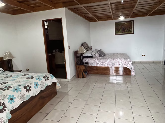1126 San Juan de Naranjo casa con maravillosa vista! - Imagen 3