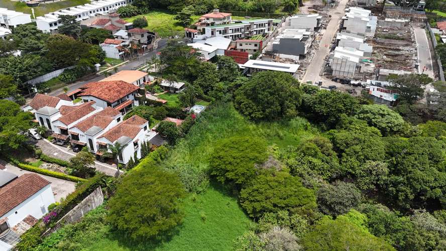 Terreno en venta para desarrollar en Pozos de Santa Ana.