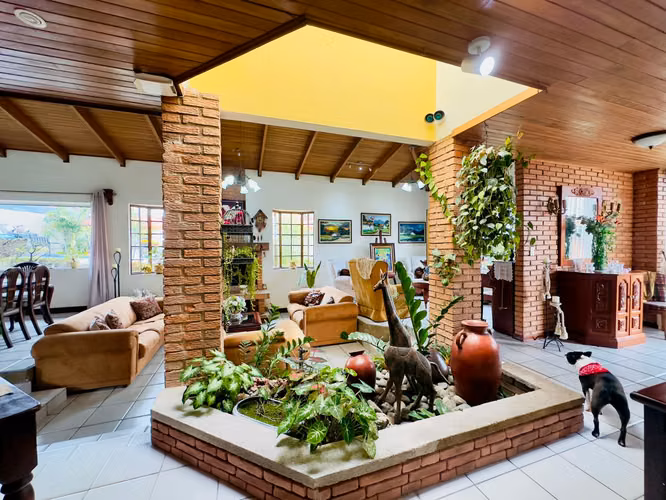 Venta de Casa con Amplio Jardín y Piscina Privada en Santo Domingo de Heredia - Imagen 11