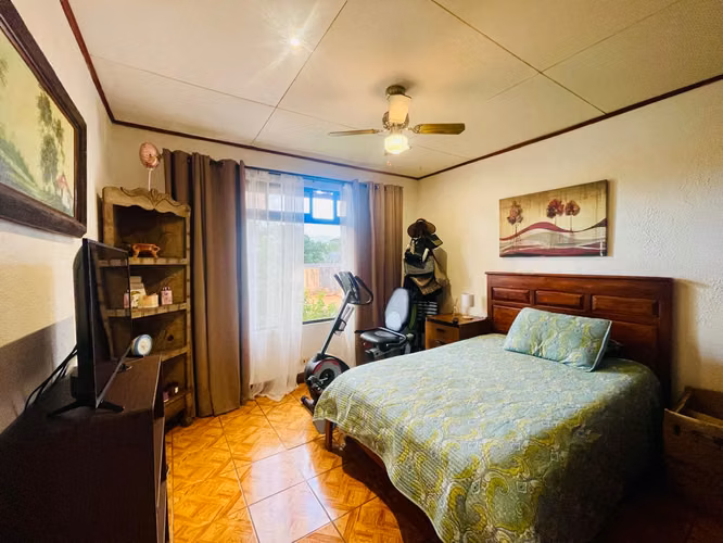 Venta de Casa con Amplio Jardín y Piscina Privada en Santo Domingo de Heredia - Imagen 16