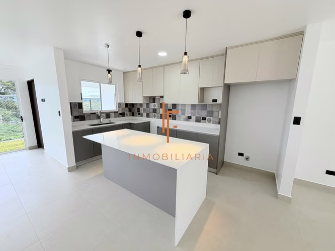Casa en Condominio con Vista Espectacular y Amenidaes, Tres Ríos