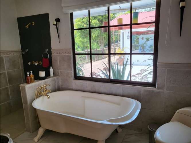 Amplio Terreno con casa en Heredia, Santa Barbara