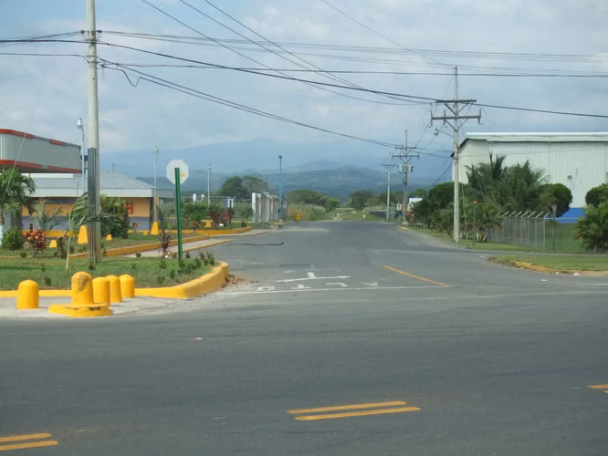 Propiedad con uso industrial o comercial, en el Roble de Puntarenas