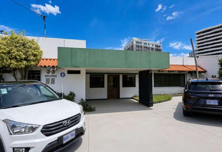 Casa Comercial de Uso Mixto 440m² en Rohrmoser Nunciatura | 5 Habs/Oficinas + 5 Parqueos + Jardín | Alquiler $2,500 - Imagen 4