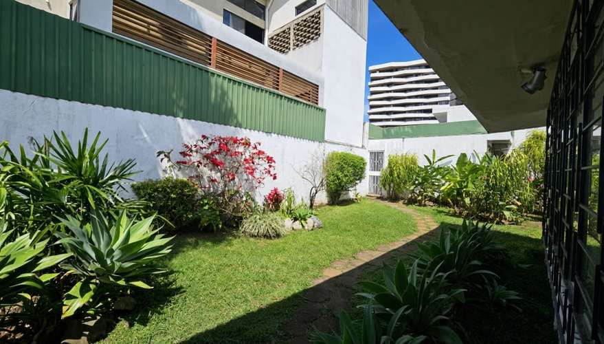 Casa Comercial de Uso Mixto 440m² en Rohrmoser Nunciatura | 5 Habs/Oficinas + 5 Parqueos + Jardín | Alquiler $2,500 - Imagen 3