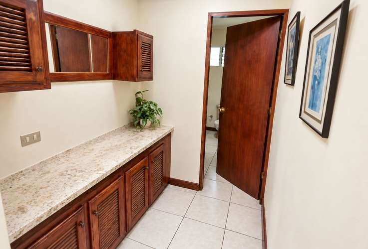 Casa Comercial de Uso Mixto 440m² en Rohrmoser Nunciatura | 5 Habs/Oficinas + 5 Parqueos + Jardín | Alquiler $2,500 - Imagen 9