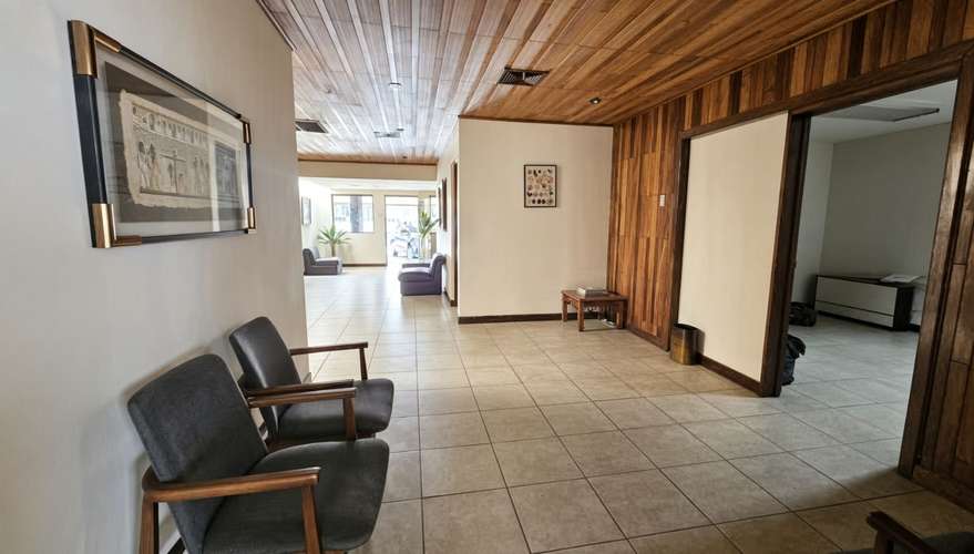 Casa Comercial de Uso Mixto 440m² en Rohrmoser Nunciatura | 5 Habs/Oficinas + 5 Parqueos + Jardín | Alquiler $2,500 - Imagen 6