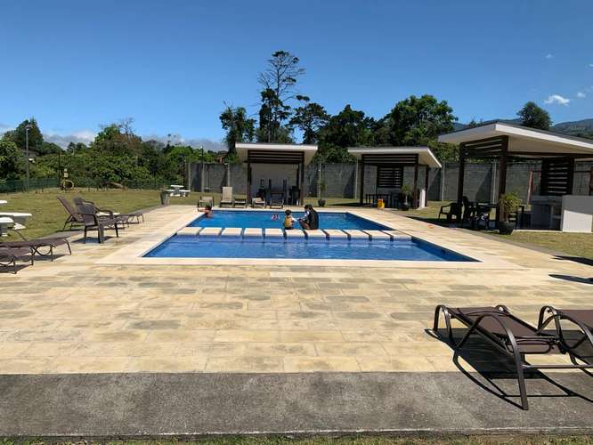 SE VENDE CASA EN CONDOMINIO EN CONCEPCIÓN DE TRES RÍOS.
