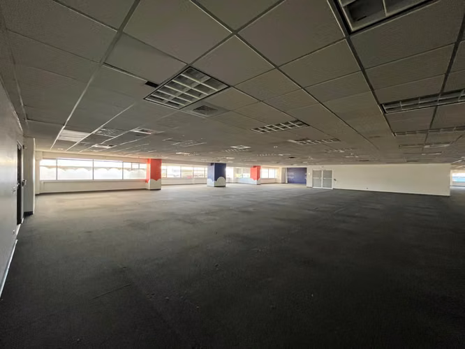E58. Alquiler de edificio con oficinas en Hatillo – 4.565m² / 14 baños / $90.000 mensuales
