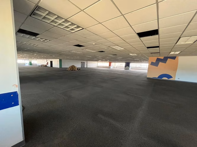 E58. Alquiler de edificio con oficinas en Hatillo – 4.565m² / 14 baños / $90.000 mensuales