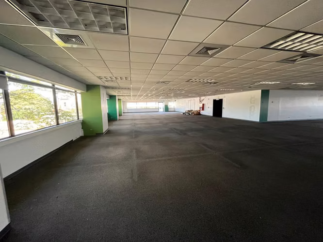 E58. Alquiler de edificio con oficinas en Hatillo – 4.565m² / 14 baños / $90.000 mensuales