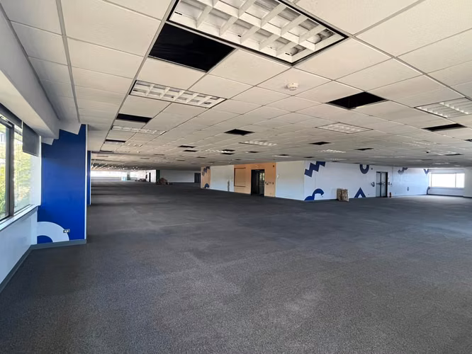 E58. Alquiler de edificio con oficinas en Hatillo – 4.565m² / 14 baños / $90.000 mensuales