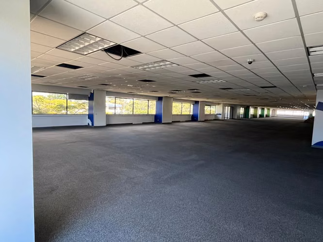 E58. Alquiler de edificio con oficinas en Hatillo – 4.565m² / 14 baños / $90.000 mensuales