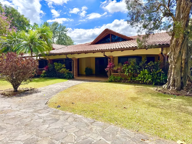 Casa Gemelas en Venta en Hacienda Los Reyes