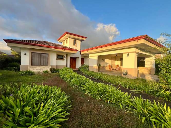 VENDO CASA UNA PLANTA EN CONDOMINIO EN SAN ISIDRO