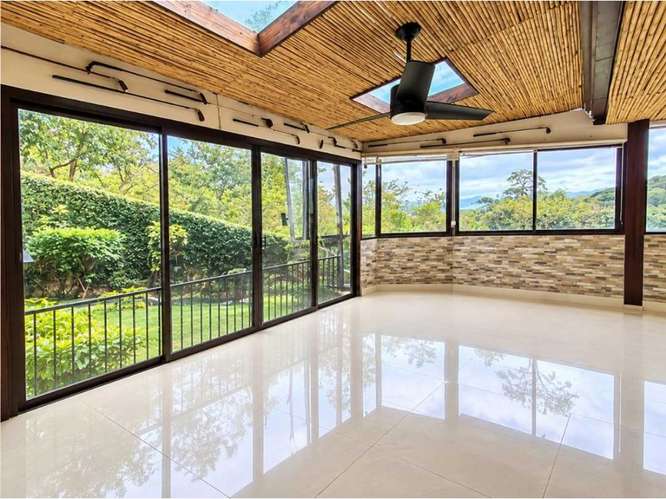 Escazu Venta. amplio y luminoso Apartamento tipo casa