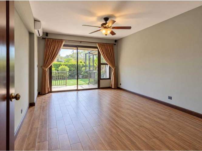 Escazu Venta. amplio y luminoso Apartamento tipo casa