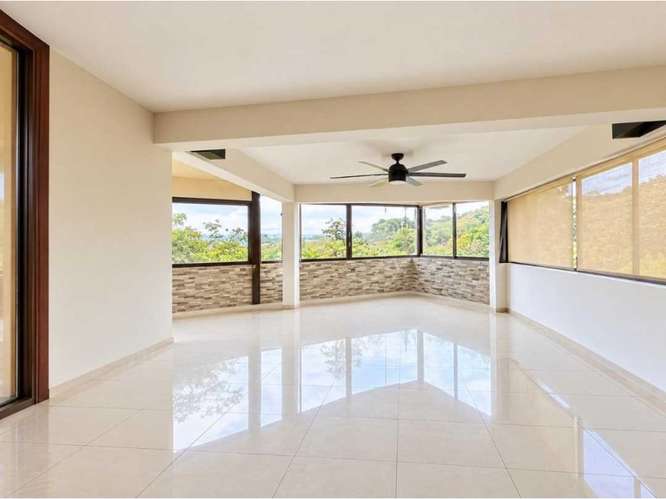 Escazu Venta. amplio y luminoso Apartamento tipo casa